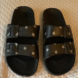 Freedom Moses Women’s Star-Print Black Slide Sandals